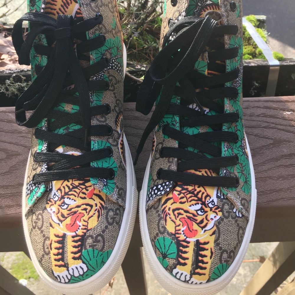 Gucci tiger printed bangal sneakers 9.5